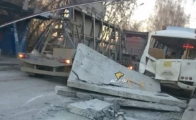 В Новосибирске бетонная плита упала на пассажирский автобус