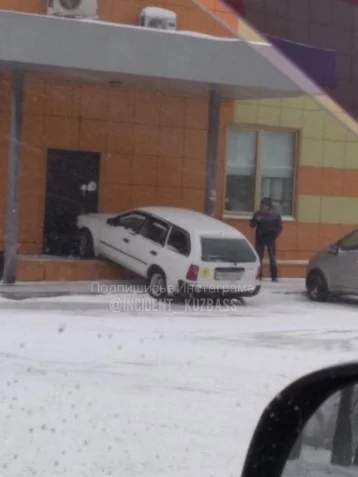 Фото: В Кемерове автомобиль въехал в стену магазина 1