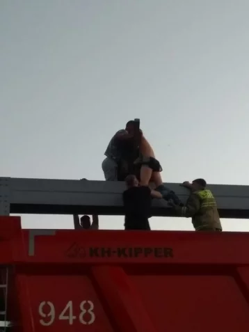 Фото: В Новокузнецке спасатели сняли мужчину с края моста 1