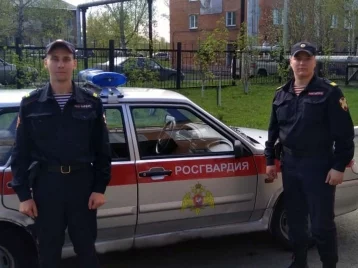 Фото: В Кузбассе бойцы Росгвардии спасли мужчину, потерявшего сознание на дороге 1