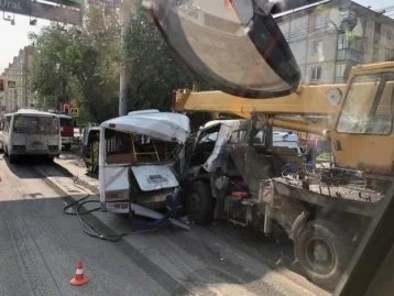 Фото: 7 пострадавших, один погибший: в Челябинске автокран сбил пешехода и протаранил три маршрутки 1