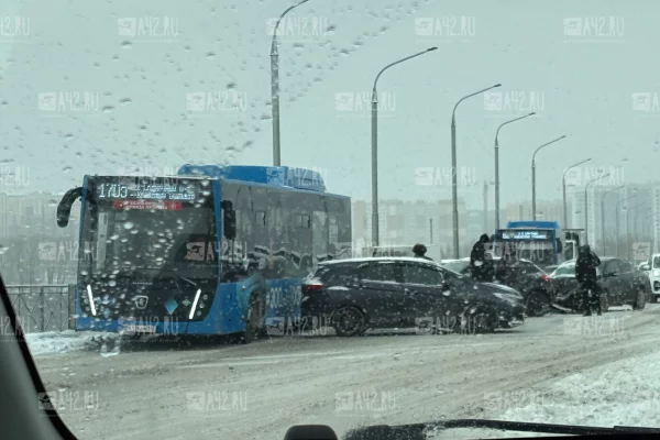 Пробка собирается на Кузбасском мосту в Кемерове из-за ДТП из трёх машин