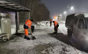 По Кемерову рассыпали 300 тонн противогололёдных материалов за сутки