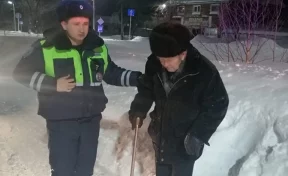 Не мог подняться: в Кузбассе сотрудники ГИБДД нашли в сугробе пожилого мужчину