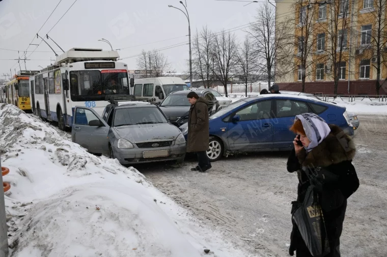 Фото: Момент тройного ДТП в центре Кемерова попал на видео 2