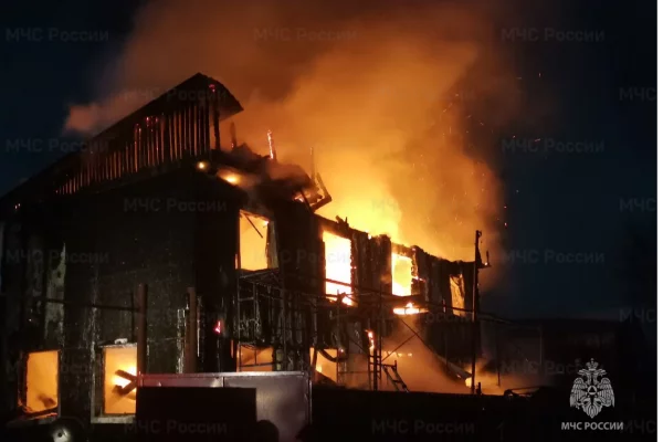 В Сургуте во время пожара в дачном доме ночью погибли 3 взрослых и 4 детей