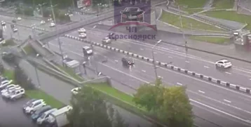 Фото: Опубликовано видео с сибиряком, кидающимся под колёса нескольких автомобилей 1