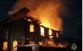 В Сургуте во время пожара в дачном доме ночью погибли 3 взрослых и 4 детей