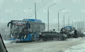 Пробка собирается на Кузбасском мосту в Кемерове из-за ДТП из трёх машин