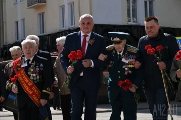 Фото: Власти Кузбасса и ветераны возложили цветы к Мемориалу Славы воинов-кузбассовцев 1