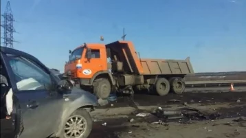 Фото: На кузбасской трассе в ДТП с КамАЗом один погиб и двое пострадали 1