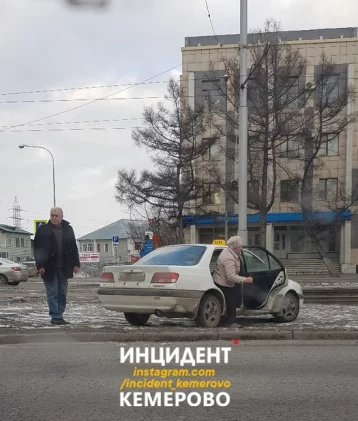 Фото: В Кемерове столкнулись бензовоз и автомобиль такси 1