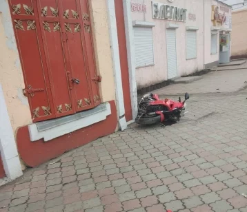 Фото: В Кузбассе столкнулись легковушка и мотоцикл 1