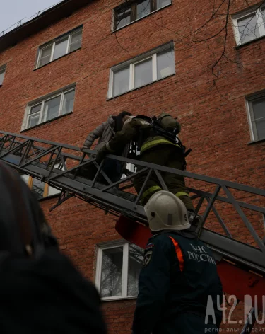 В Кемерове на пожаре в многоквартирном доме на улице Железнякова погиб человек