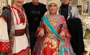Надежда Бабкина в костюме императрицы опубликовала фото с кузбассовцем