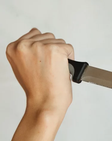 В Волгоградской области мужчина из ревности напал на таксиста с ножом