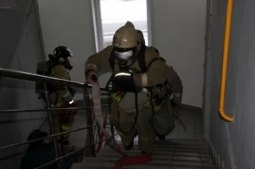 Фото: В Кузбассе спасатели вытащили из горящей квартиры двух женщин 1