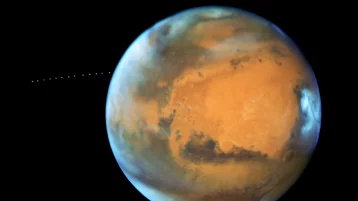 Фото: Учёные показали уникальный снимок Марса «в полный рост» 1