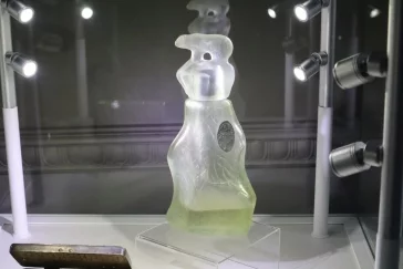 Фото: Жительниц Кузбасса позвали посмотреть на флаконы популярного парфюма  1