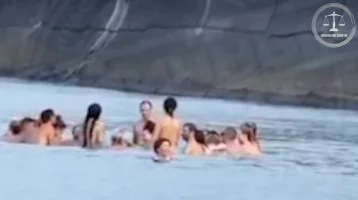Фото: В Сочи оштрафовали 11 человек, купавшихся голыми 1