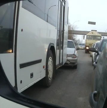 Фото: Кемеровчане встали в пробке из-за ДТП с автобусом 1