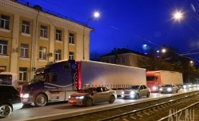Кемеровчане пожаловались мэру на фуры, которые едут по мостам в запрещённое время