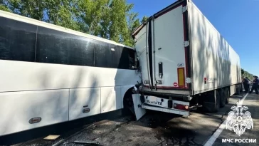 Фото: МЧС опубликовало фото и видео с места ДТП с автобусом и грузовиком на въезде в Кемерово 3