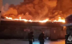 Площадь пожара на рынке в Барнауле увеличилась до 1100 «квадратов»