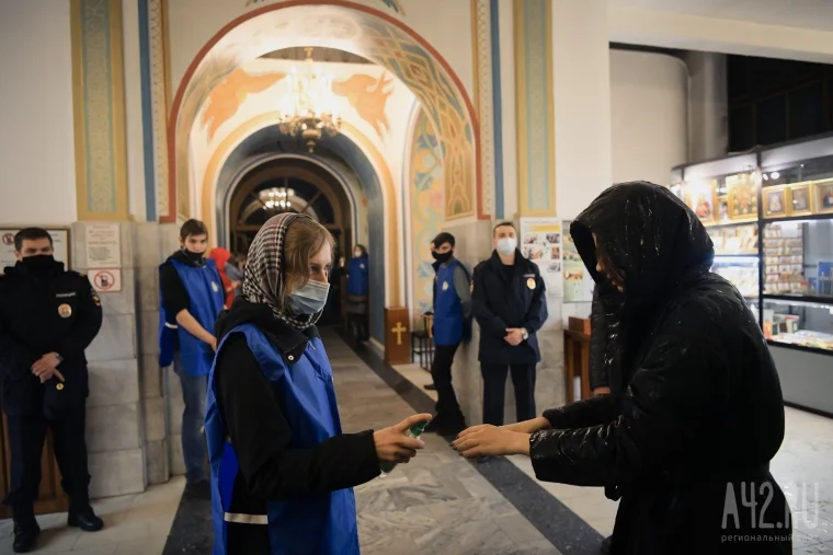 Фото: Пасха в Кемерове: как прошла служба в Знаменском соборе 28
