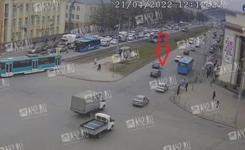 Фото: В центре Кемерова машина въехала в колодец: закрыть его не могут вторые сутки 1