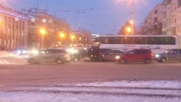 Фото: В Кемерове столкнулись четыре иномарки 1