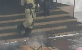 Опубликованы фото и видео с места пожара в многоквартирном доме в Кемерове