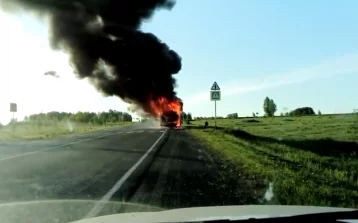 Фото: В Сети появилось видео полыхающего автобуса на трассе Кемерово — Яшкино 1