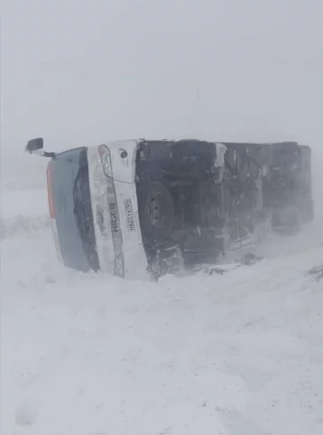 Фото: В Красноярском крае из-за сильного ветра автобус съехал в кювет и опрокинулся 1