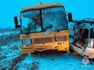 Фото: В Башкирии произошло ДТП со школьным автобусом, пострадали семь человек 1