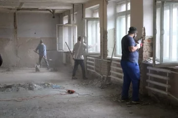 Фото: «Демонтируем всё, что устарело»: Дмитрий Анисимов рассказал о капремонте кемеровской школы №5 4