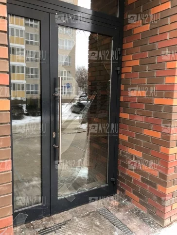 Фото: Кемеровчане возмущены: вандалы третий раз разбили входную дверь в новостройке по улице Сарыгина 2