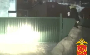 В Кузбассе инспекторы ГАИ спасли спящего сторожа из задымлённого здания