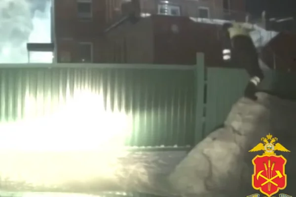 В Кузбассе инспекторы ГАИ спасли спящего сторожа из задымлённого здания