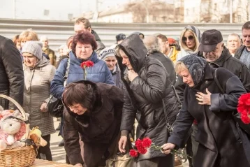 Фото:  В Кузбассе прошла панихида по погибшим в «Зимней вишне» 8