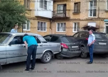 Фото: В Кемерове подросток «смял» пять машин во дворе дома 1