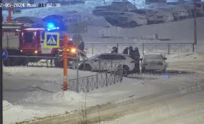 Два белых авто ночью столкнулись на перекрёстке и попали на камеры в Кемерове