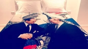 Фото: Берлускони подарил Путину пододеяльник с рукопожатием 1