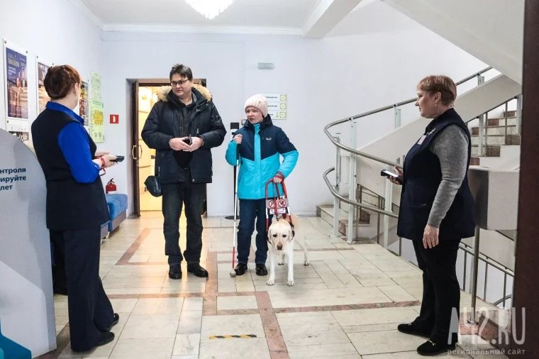 Фото: Глаза человека. Мы прошли по Кемерову с незрячей студенткой и собакой-поводырём 5
