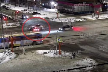 Фото: В Кемерове жёсткое столкновение двух автомобилей на перекрёстке проспекта Ленина попало на видео 1