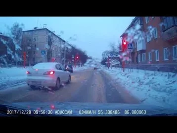 Фото: Водитель иномарки в Кемерове проехал на красный свет и был оштрафован 1
