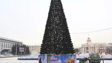 Фото: На площади Советов в Кемерове демонтируют новогоднюю ёлку 1