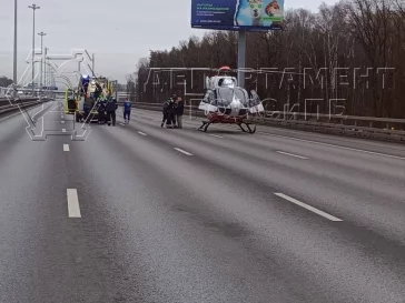 Фото: В Москве пострадавшего в ДТП на Киевском шоссе эвакуировали на вертолёте 2