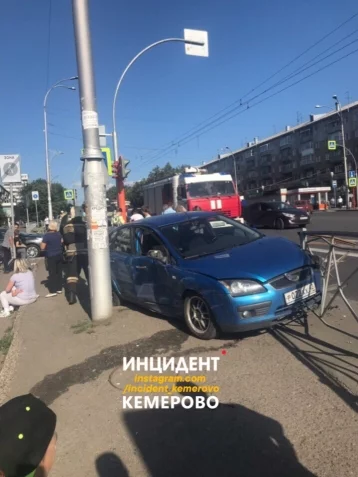 Фото: В Кемерове  на проспекте Ленина столкнулись три автомобиля 1