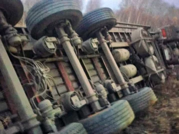 Фото: На кузбасской трассе дальнобойщик положил грузовик на бок, чтобы избежать аварии  3